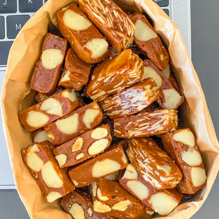 巴旦木海盐味太妃糖糖果办公室网红年货过新年零食休闲小吃