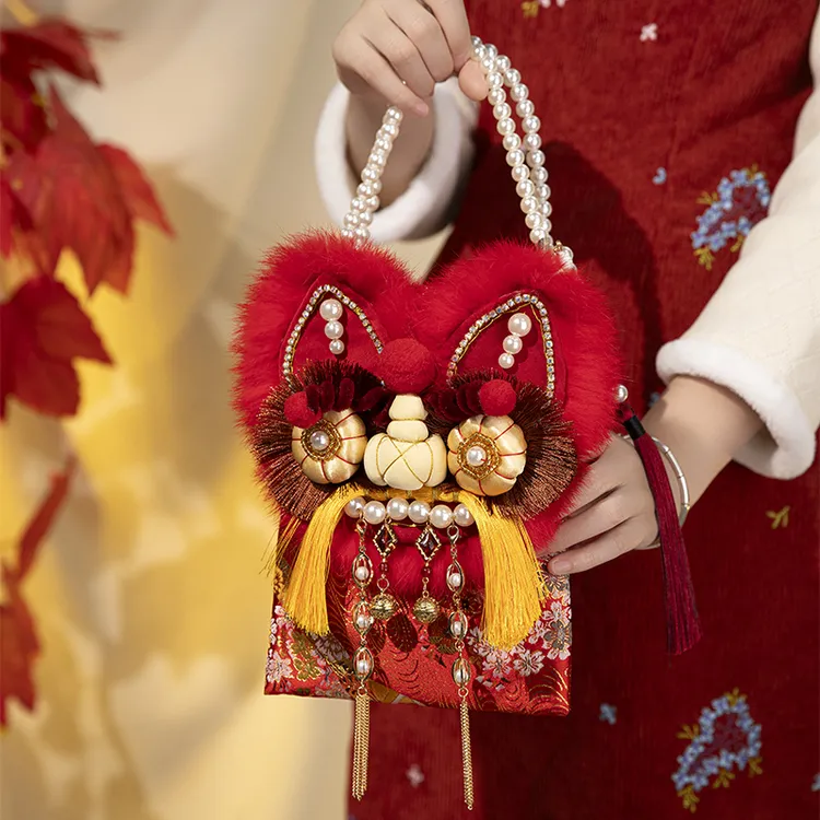 新款秋冬毛绒包包红色新中式国风手工刺绣虎头可爱小众手提斜挎包