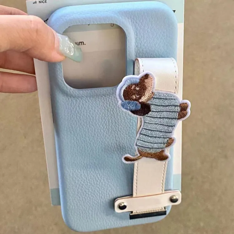 腕带腊肠狗仿皮纹适用苹果16手机壳iPhone15Promax女14软13/12/11