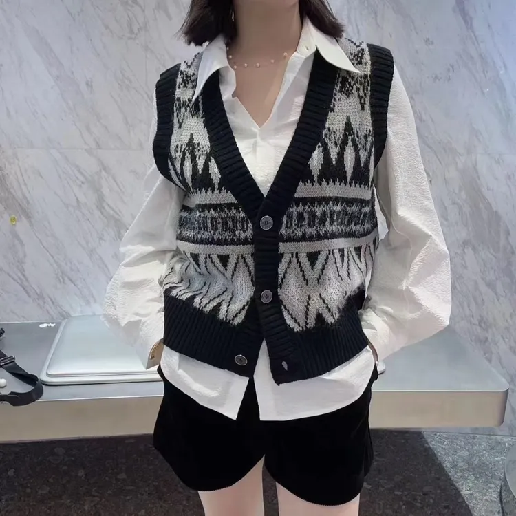 S·DEER女装春季时尚复古罗纹V领提花慵懒女士针织衫背心S23463518