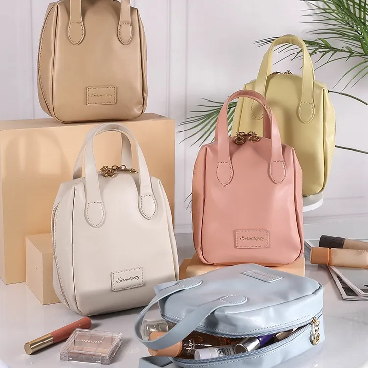 2024网红爆款化妆包随身携带大容量手提百搭防水化妆品收纳包肩包