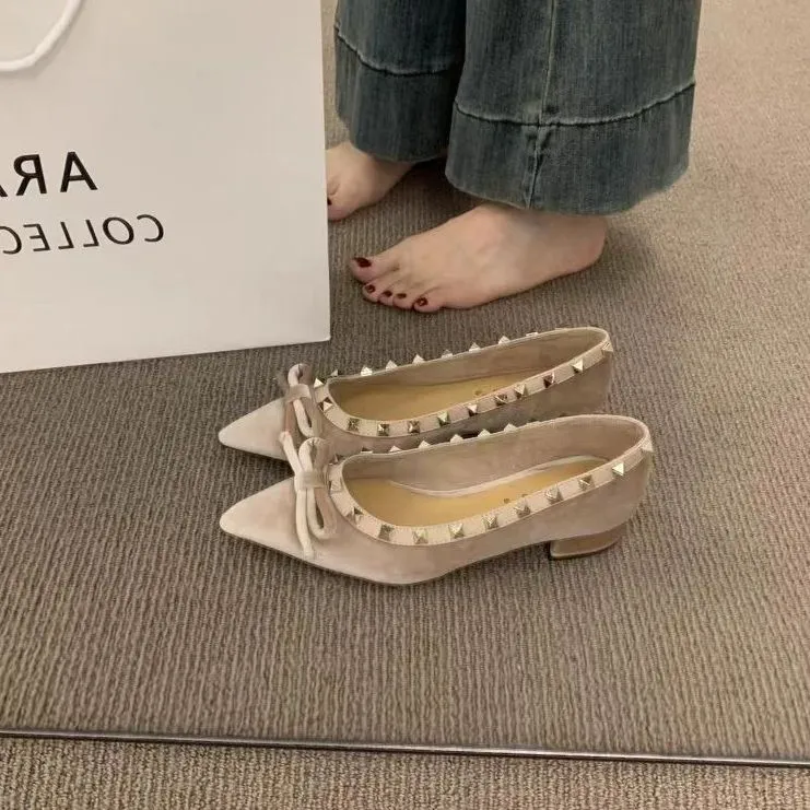 蝴蝶结尖头浅口低跟单鞋女秋冬新款法式气质铆钉通勤仙女风晚晚鞋