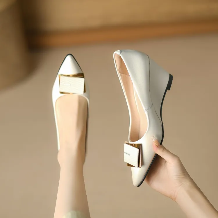 2025新款坡跟鞋尖头女鞋春秋坡跟单鞋女真皮白色高跟鞋方扣皮鞋子
