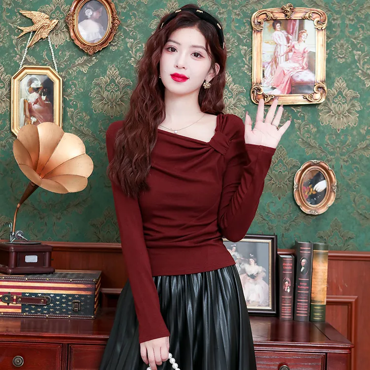 酒红色斜领长袖T恤女秋季2025高级感洋气独特露肩修身打底衫上衣