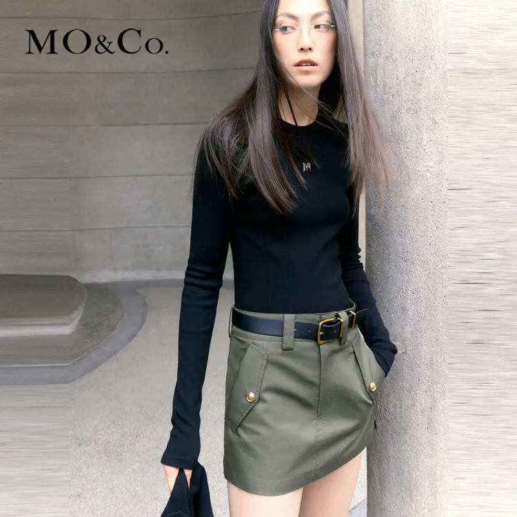 MOCOM字母金属章仔弧形下摆修身长袖正肩T恤MBC3TEEK01