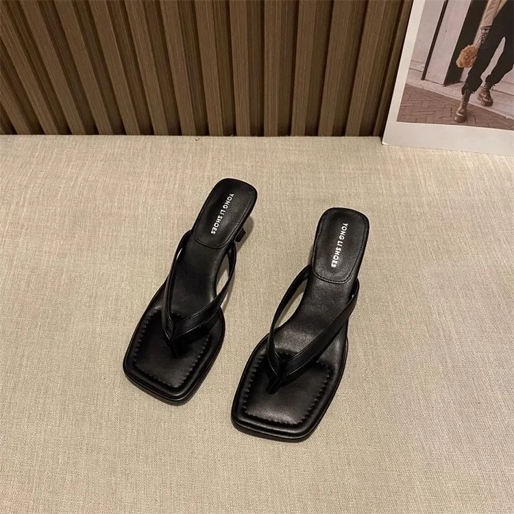 白色人字拖鞋女夏季2025年新款方头粗跟鞋子女中跟时尚夹脚趾凉拖