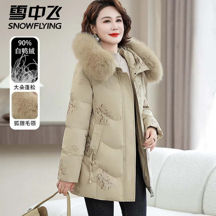雪中飞狐狸毛领连帽妈妈羽绒服女中长款冬季加厚中老年国风外套女