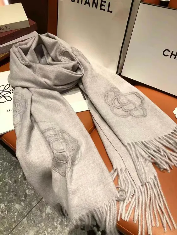 纯色山茶花围巾女冬季2024新款韩版百搭时尚学生保暖秋冬防寒白色