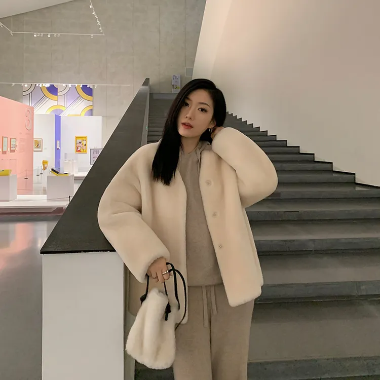 MSBEAST/野兽小姐美利奴羊毛皮毛一体V领羊羔毛外套女丨通勤日志
