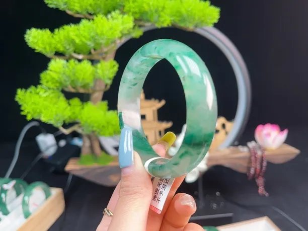 定制手镯，总有一款是为你量身定制玉镯子