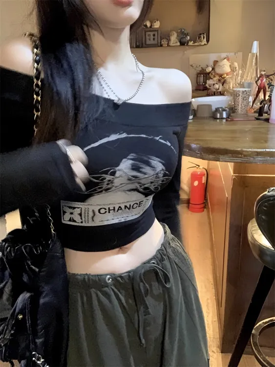 黑色辣妹别致一字肩内搭长袖t恤女秋季露肩修身打底衫短款上衣ins