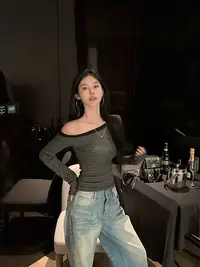 复古条纹斜领露肩长袖T恤女秋季修身显瘦百搭辣妹短款打底衫上衣