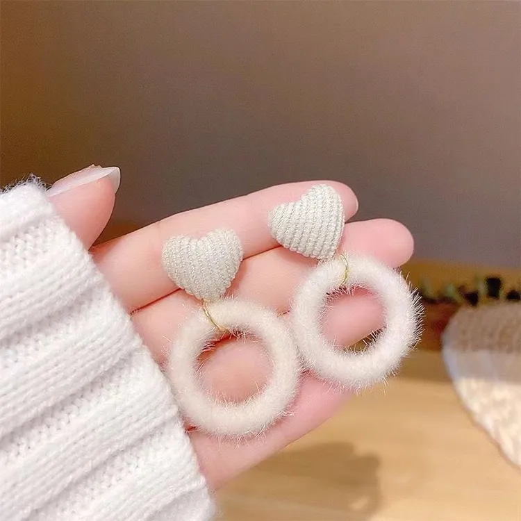 时尚毛绒耳饰秋冬爱心毛球百搭潮流耳钉个性甜美可爱女耳环