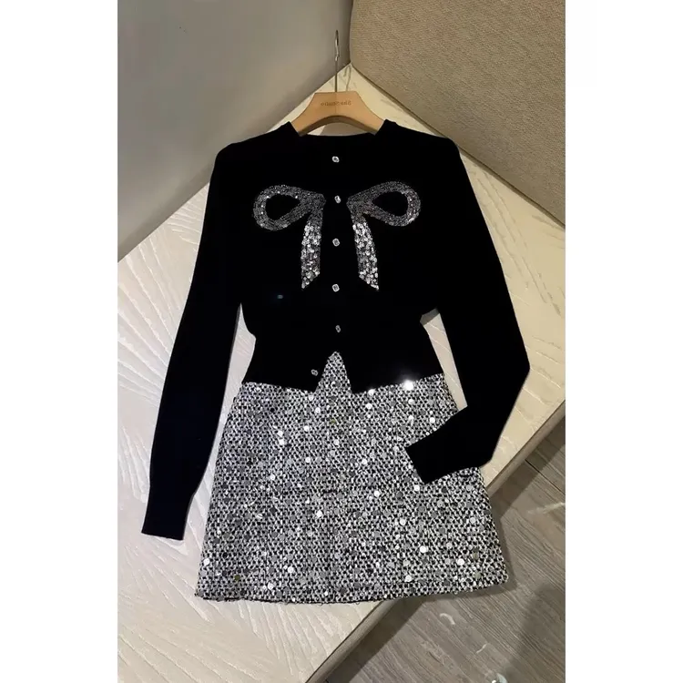 今年流行漂亮洋气减龄高级感小香风黑色蝴蝶结毛衣亮片半身裙套装