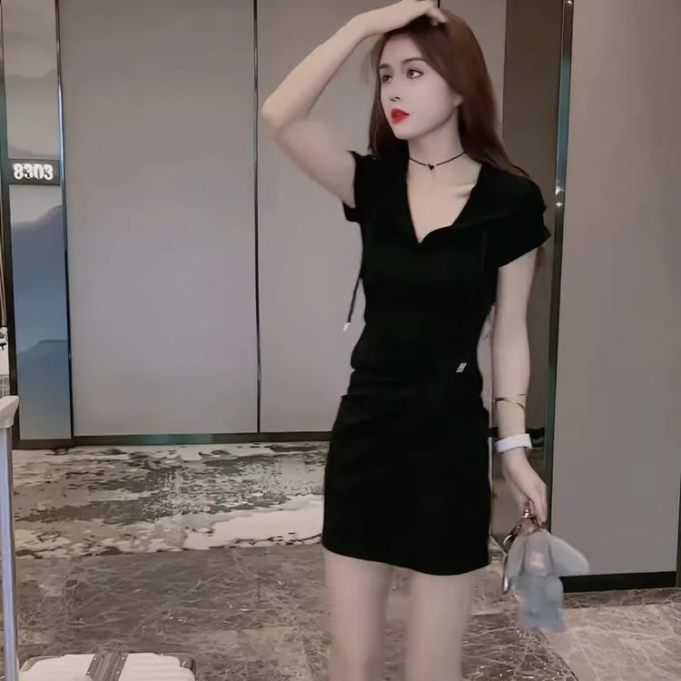 2025新款显瘦包臀修身气质收腰设计感时尚连帽休闲连衣裙