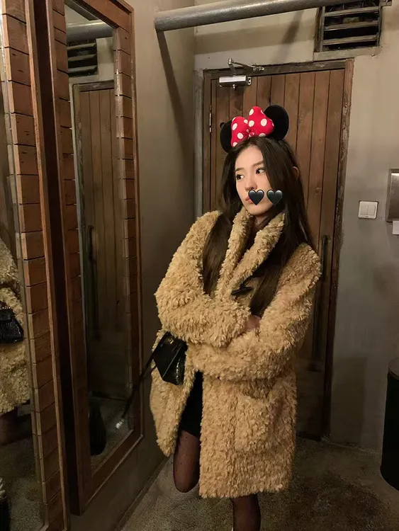 2025年新款卷卷毛保暖皮毛一体牛角扣保暖宽松仿羊羔毛外套女厚