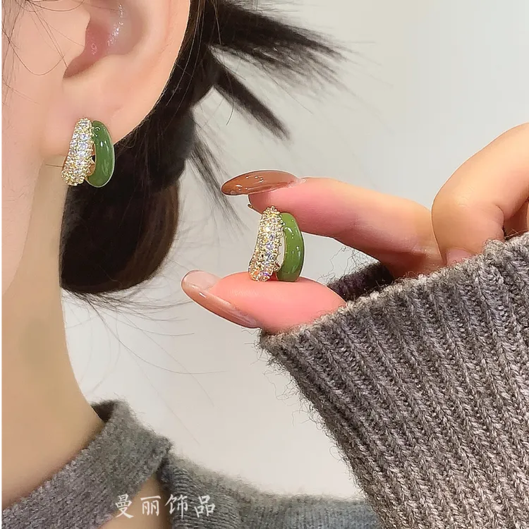 铜合金耳饰 轻奢精致百搭微镶细钻滴釉C耳钉