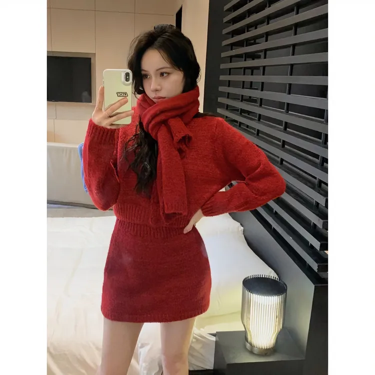 2023秋冬圣诞穿搭红色针织毛衣套装女显瘦高腰短裙搭配围脖三件套