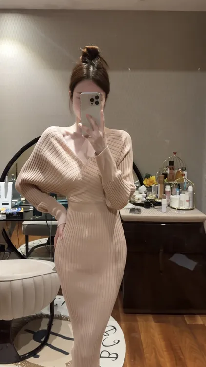 粉洛佳人 纯欲修身收腰包臀粉色连衣裙V领打底针织长裙8716