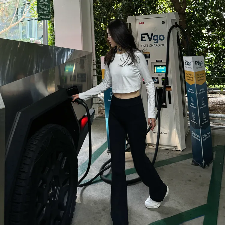 ROMI STUDIO“轻盈自在” 高弹软糯肤感宽松微喇休闲裤 RW24LXG0890