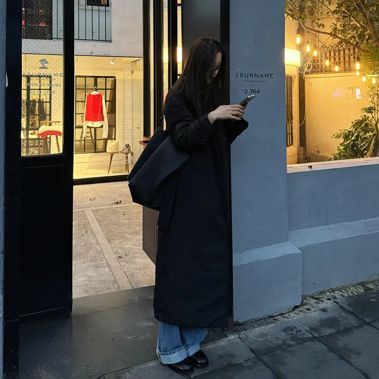 ROMI STUDIO“温暖过冬” 90白鹅绒收腰翻领长款羽绒服 RW24WW71153