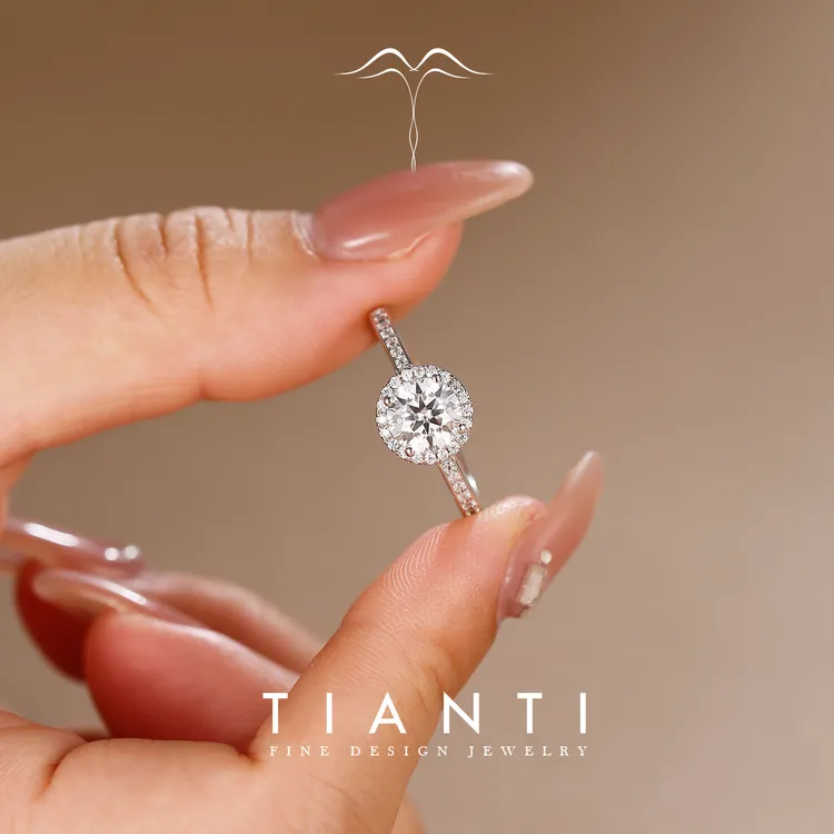 TIANTI/天缇【 公主圆包】通体S925银莫桑钻戒指微镶婚戒气质百搭