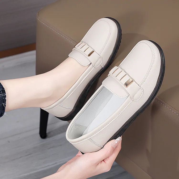 软底妈妈鞋子春秋新款女士鞋爆款透气夏季洞洞鞋百搭防滑单鞋大码