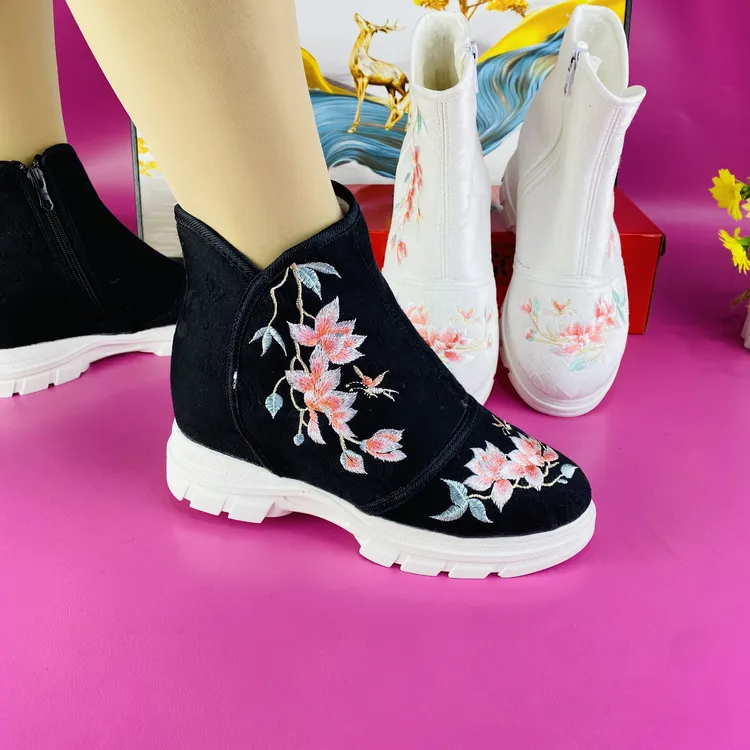 秋冬老北京布鞋女民族风绣花短靴内增高汉服靴女时尚百搭保暖棉靴