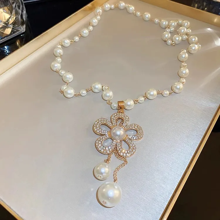 钛钢仿珍珠项链 {艾邦妮}小香风珠珠花朵长款项链女时尚百搭饰品