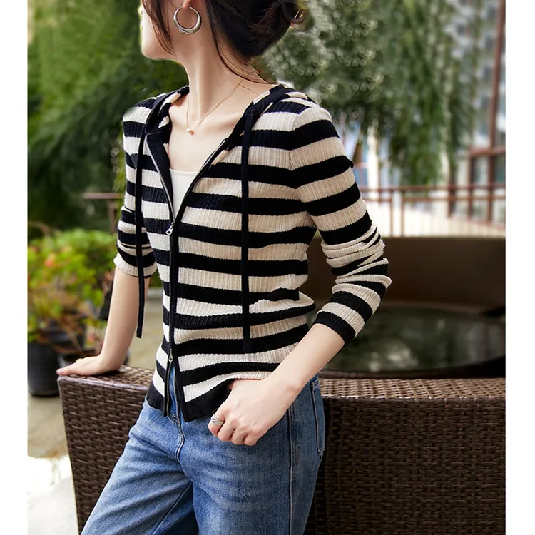 法式条纹拉链上衣女2024年早秋季显瘦纸片人休闲修身针织连帽开衫