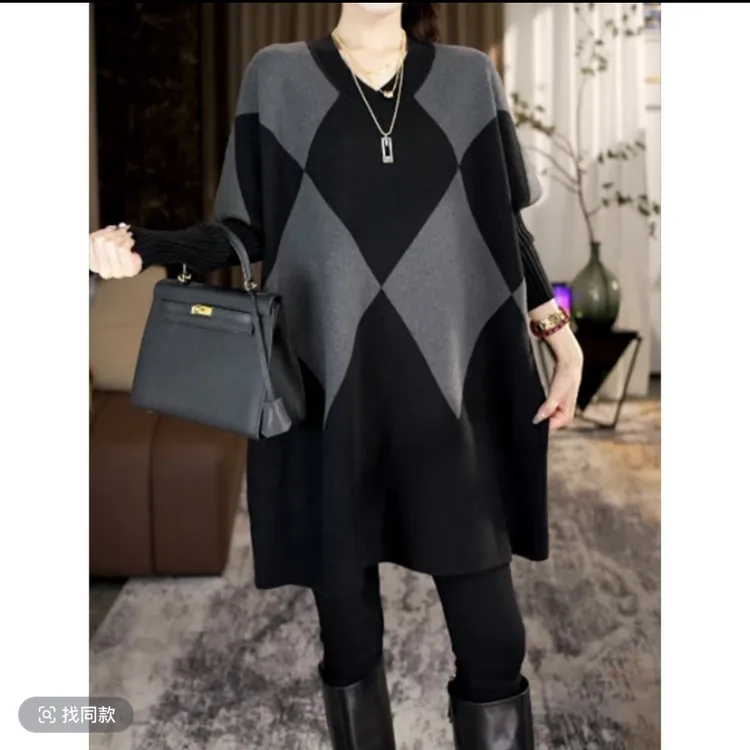 气质高级感蝙蝠袖遮屁股毛衣女秋冬洋气时尚几何菱格V领宽松毛衣