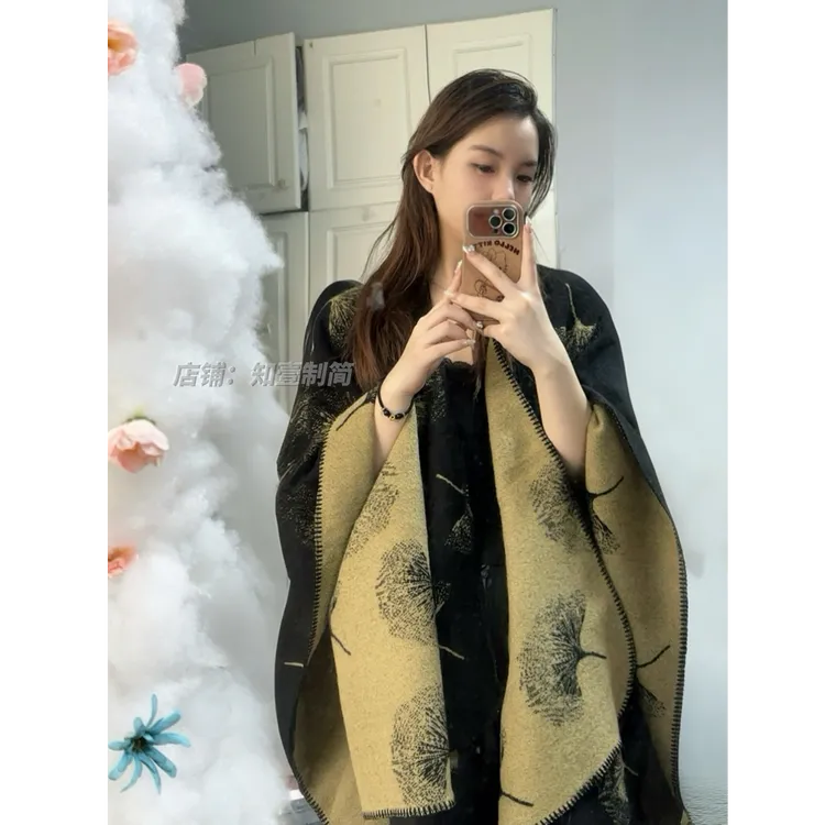 新中式老钱贵气千金仿羊绒国风披肩双面印花气质围巾外套秋·黑驼
