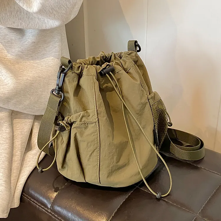 超火小众尼龙布女款夏季小包包新款轻便百搭斜挎包抽带束口水桶包
