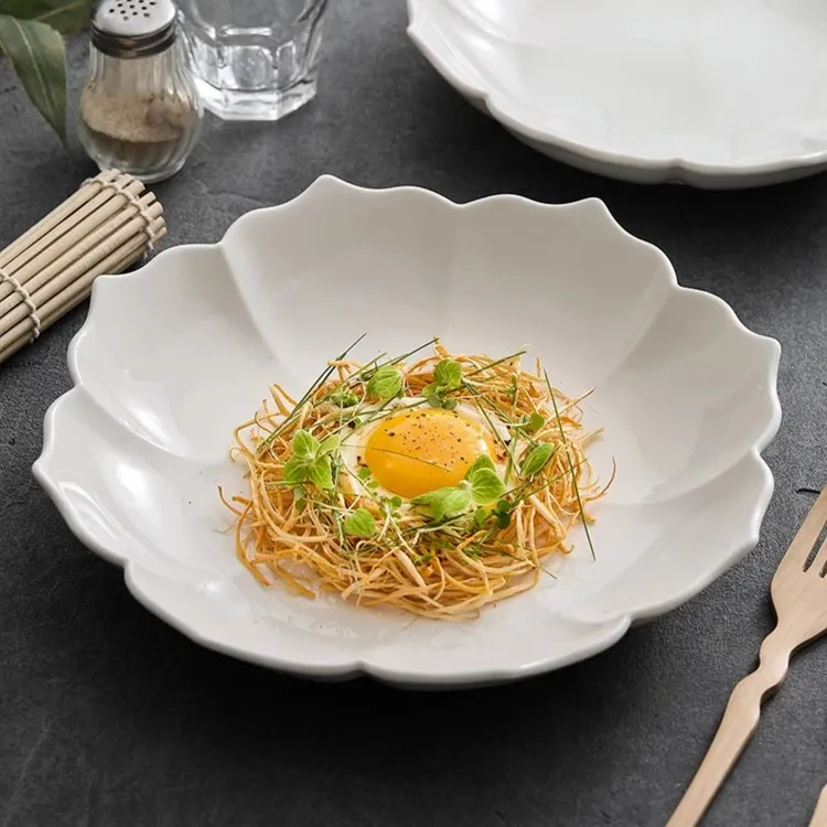 陶瓷餐盘白色汤盘家用盘子深盘创意花瓣凉菜盘高颜值沙拉盘甜品盘