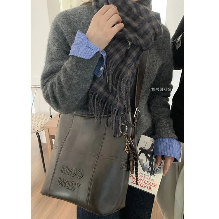 雅丹风复古大容量包包女秋冬2024新款早八通勤单肩包百搭托特包