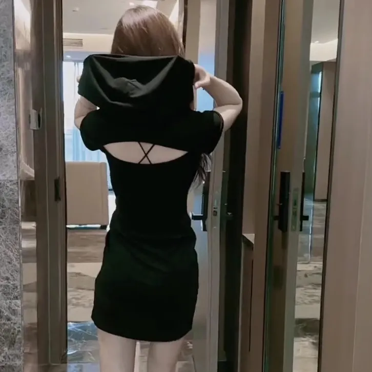 设计感美背连帽黑色短裙子女夏季新款修身显瘦时尚洋气收腰连衣裙
