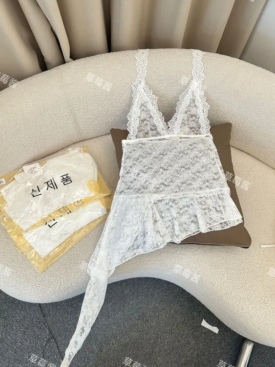 草莓酱款！少女蕾丝v领挂脖打底衫背心不规则半身裙内搭美背上衣