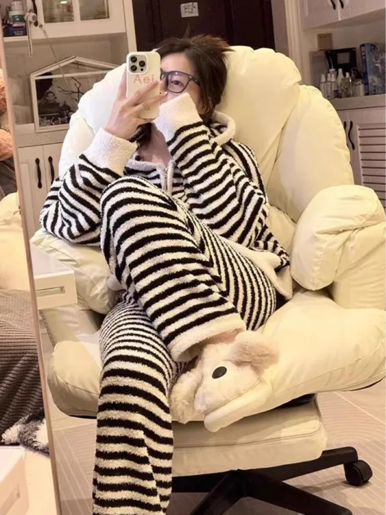 黑白条纹毛绒连帽半边绒保暖睡衣女冬季新款家居加厚加绒长裤套装