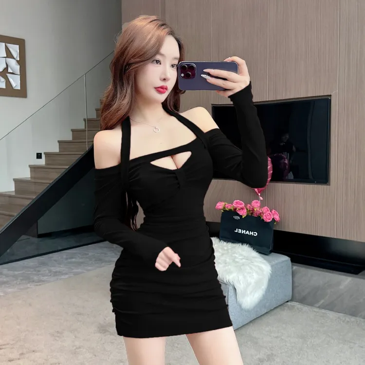 纯欲风辣妹连衣裙女春秋设计感挂脖一字肩修身显廋包臀裙打底短裙