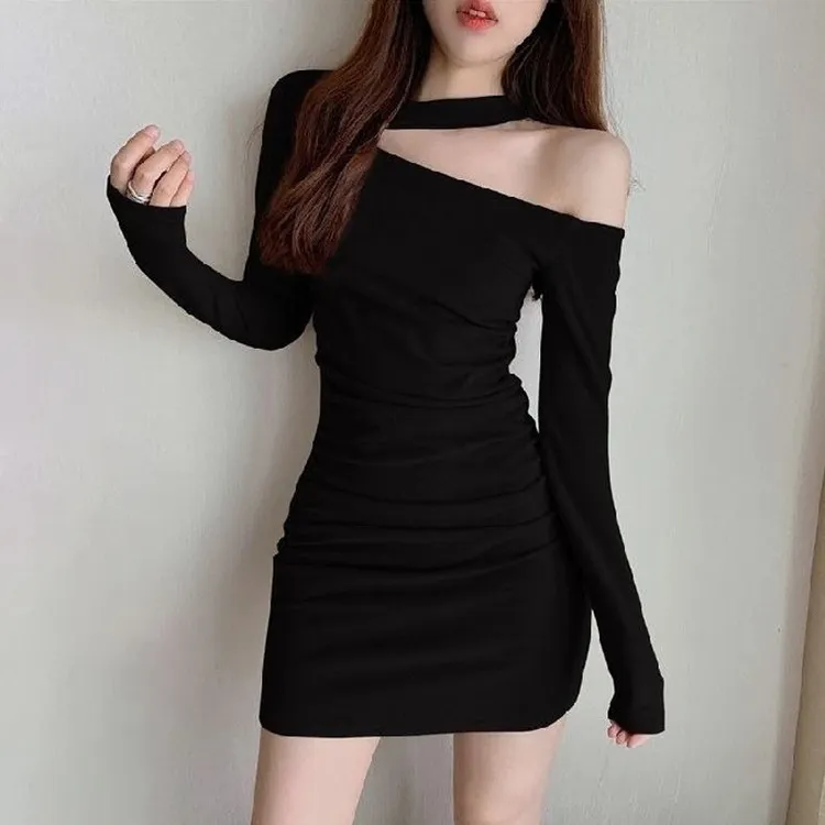 黑色性感露肩连衣裙女设计感气质包臀裙子挂脖显瘦紧身小黑裙法式