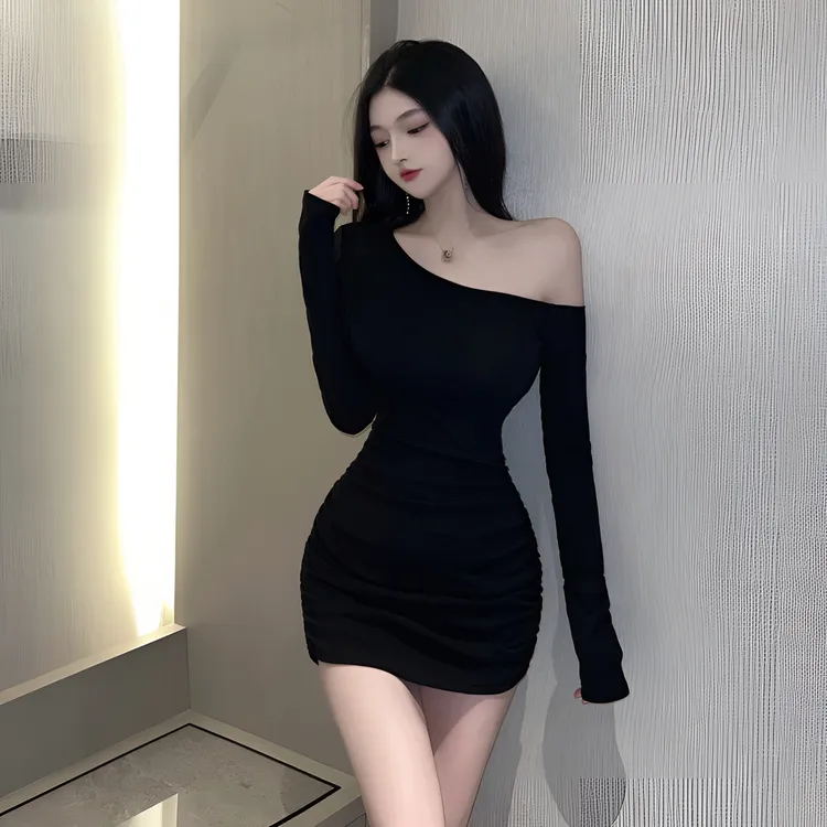 酒红色高级感斜肩气质修身显瘦露肩连衣裙女一字肩性感包臀短裙子