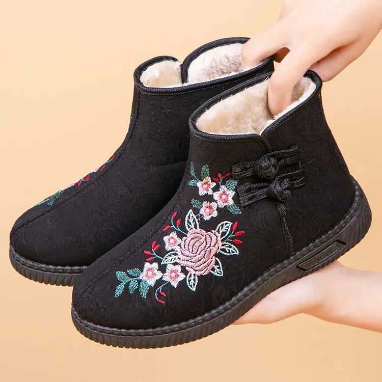 老北京布鞋女冬保暖加绒高帮民族风绣花靴防滑舒适中老年妈妈棉鞋