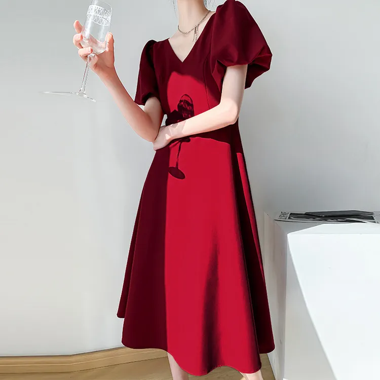 胖mm红色连衣裙女2025夏V领泡泡袖法式复古赫本风小众大码订婚裙