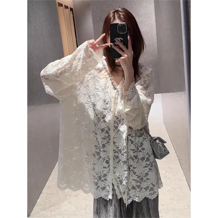 温柔风V领镂空钩花长袖蕾丝衬衫女2024年秋冬季洋气衬衣别致上衣