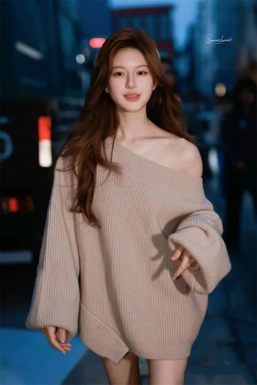 赵露思许妍穿搭一字领斜肩卡其色针织衫上衣女早秋外穿宽松毛衣