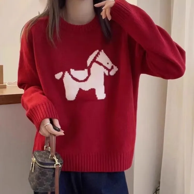 卡通小马提花圆领针织衫女秋冬季新款减龄套头复古红色打底衫