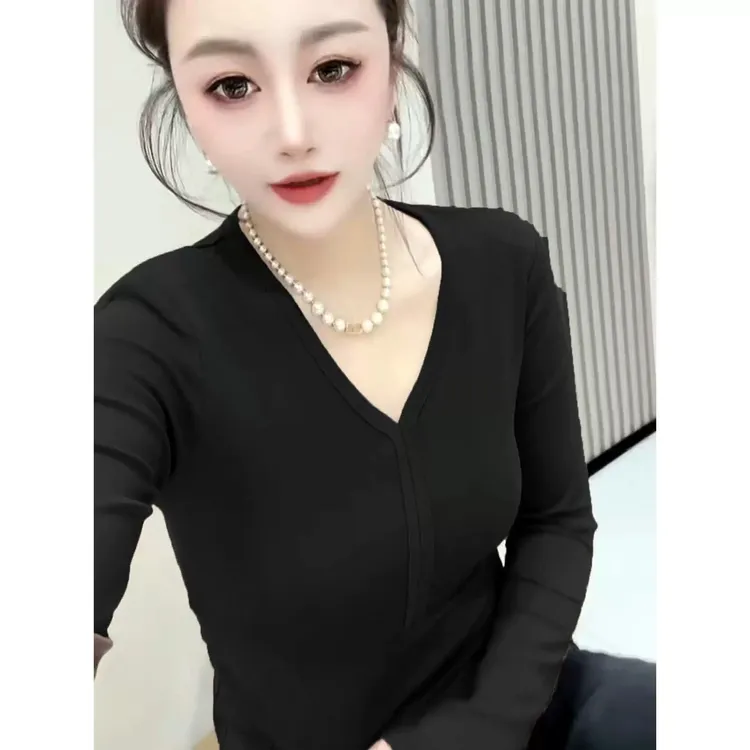 2024年秋冬新款设计感V领加绒打底衫长袖T恤女内搭洋气小衫上衣潮