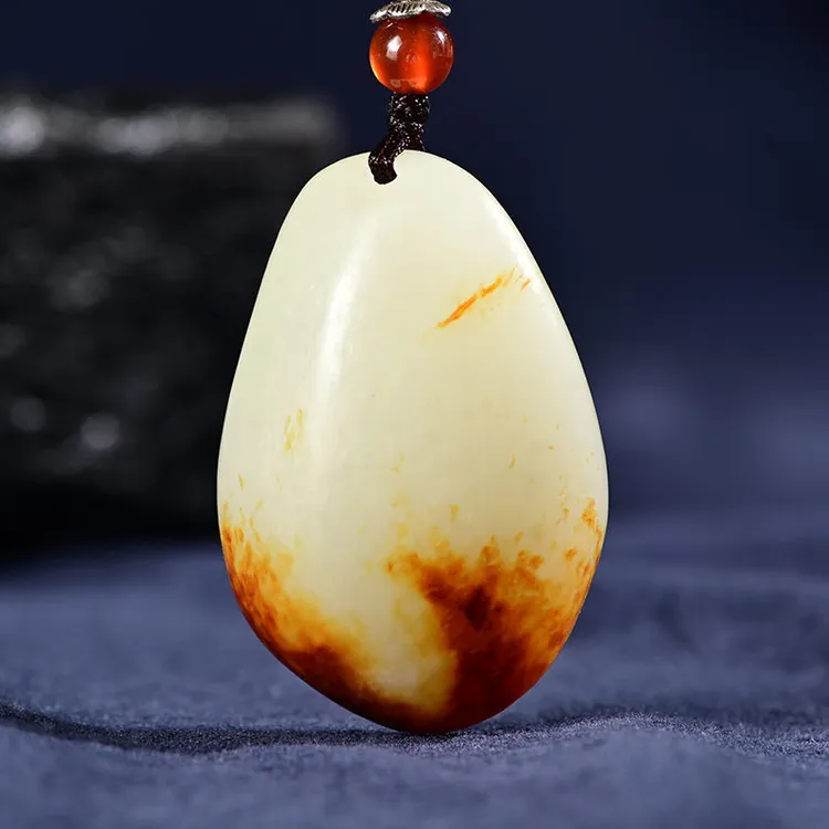 天然新疆和田玉青白玉红沁皮随形挂件男女款白玉红皮吊坠择优发货