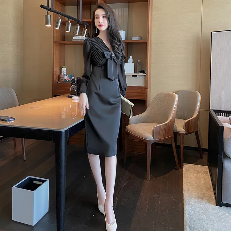 黑色礼服裙2024秋装新款赫本风蝴蝶结V领收腰长袖减龄连衣裙气质