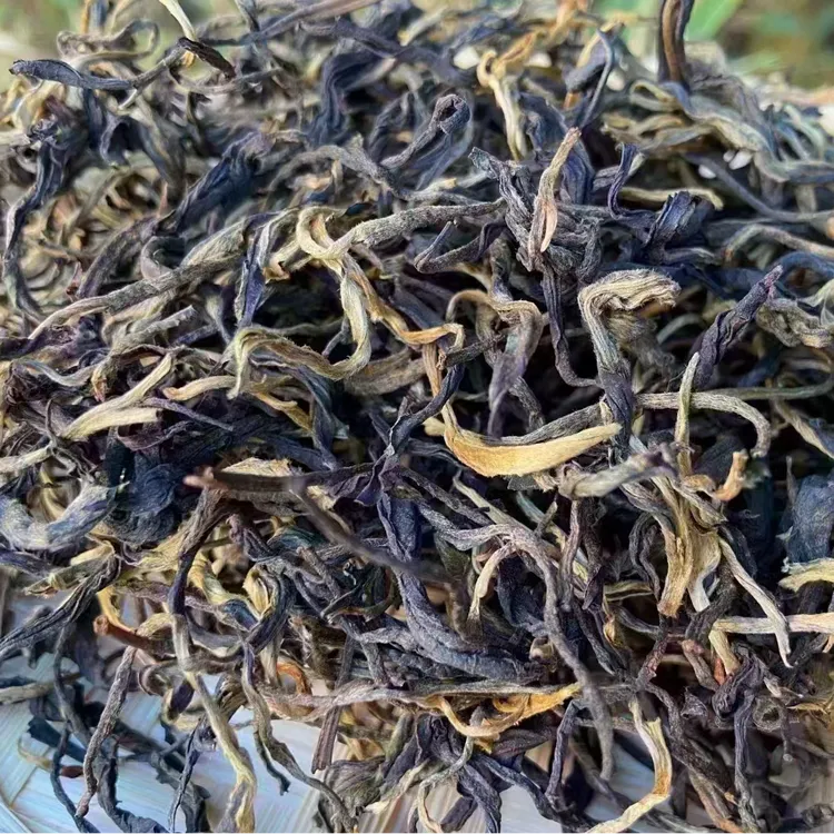 普洱古树红茶，金豪显露，香气甜香，汤色金黄明亮，滋味浓醇。